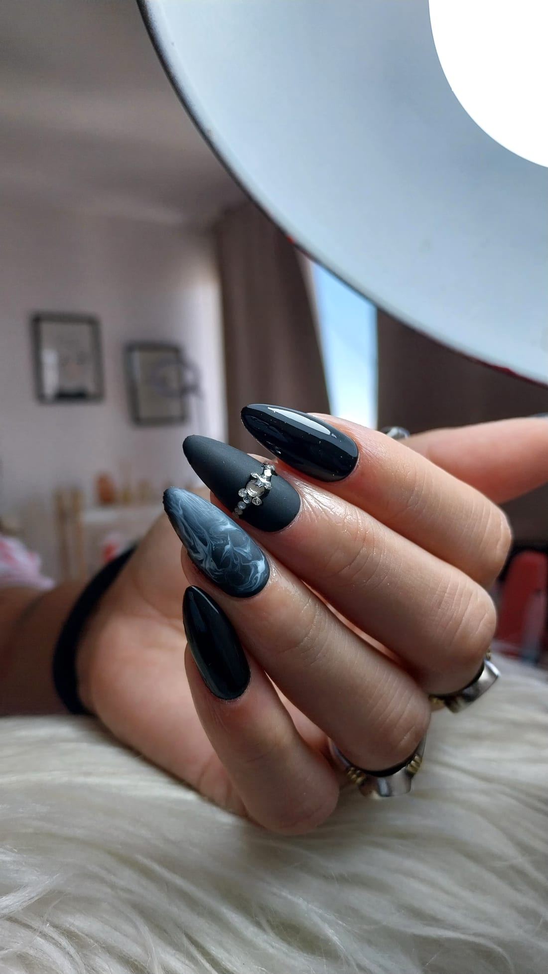 Uñas almendra esculpidas en negro y gris con detalle marmolado y strass, hechas en Nails by Mery
