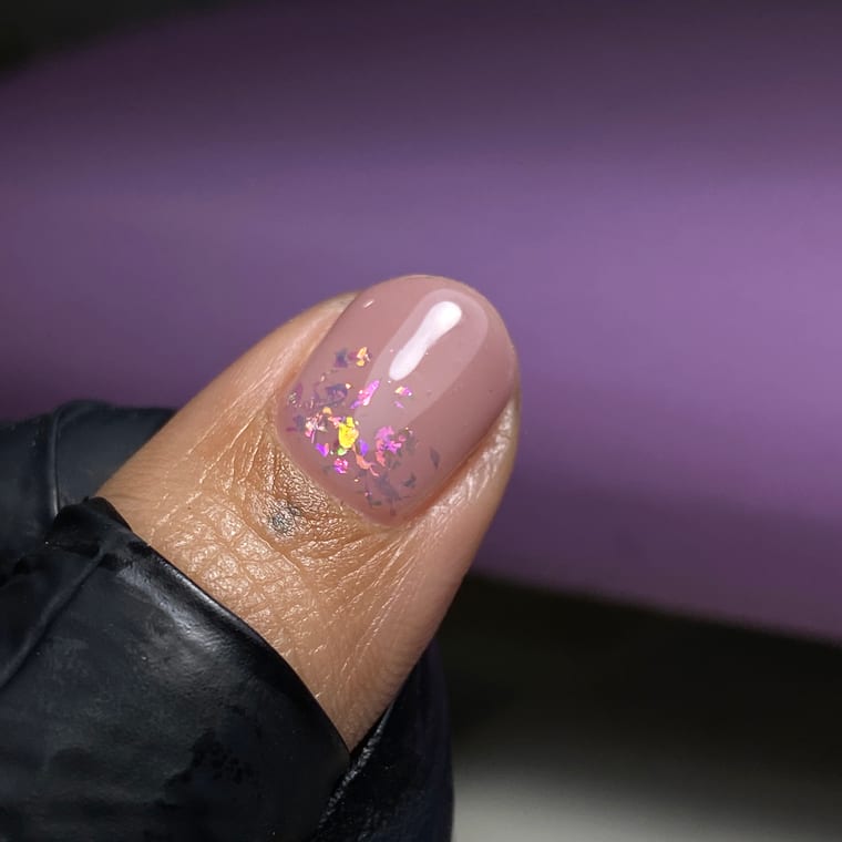 Capping nude con escamas holográficas rosadas, Nails by Mery