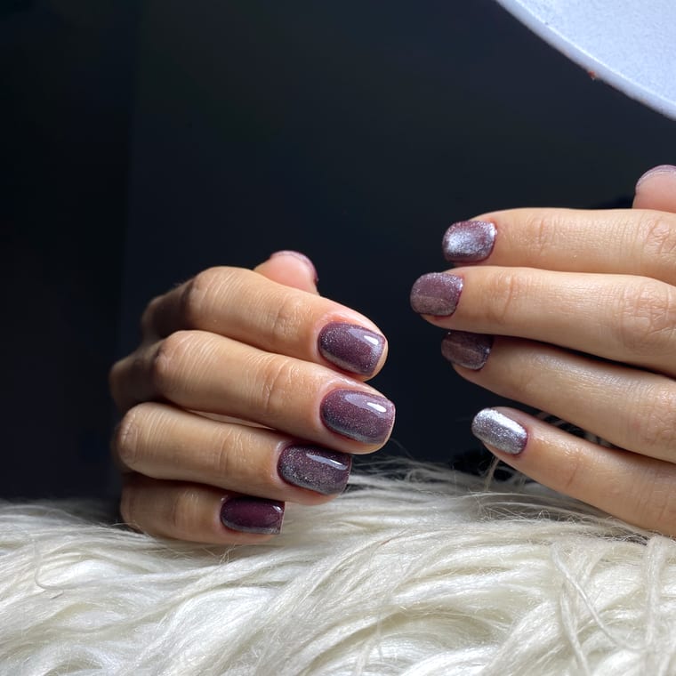 Esmaltado semipermanente efecto cat-eye hecho en Nails by Mery