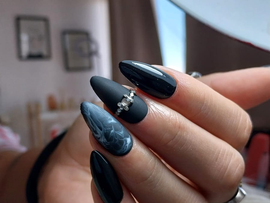 Uñas almendra soft gel en negro y gris marmolado con strass, hechas en Nails by Mery
