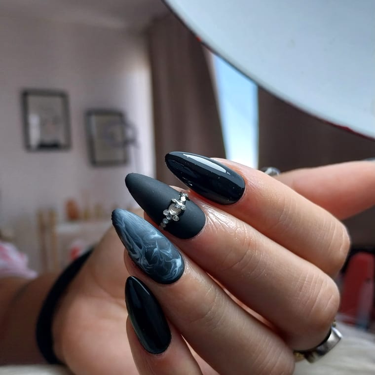 Uñas soft gel en negro y gris marmolado con strass, Nails by Mery